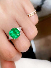 Load image into Gallery viewer, 4.7ct COLOMBIA Vivid Green Emerald
