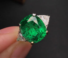 Load image into Gallery viewer, 8.16ct Vivid Green Emerald
