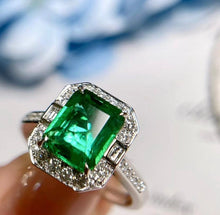 Load image into Gallery viewer, 2.3ct Vivid Green Emerald
