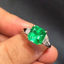 Load image into Gallery viewer, 2.56ct COLUMBIA Vivid Green Emerald
