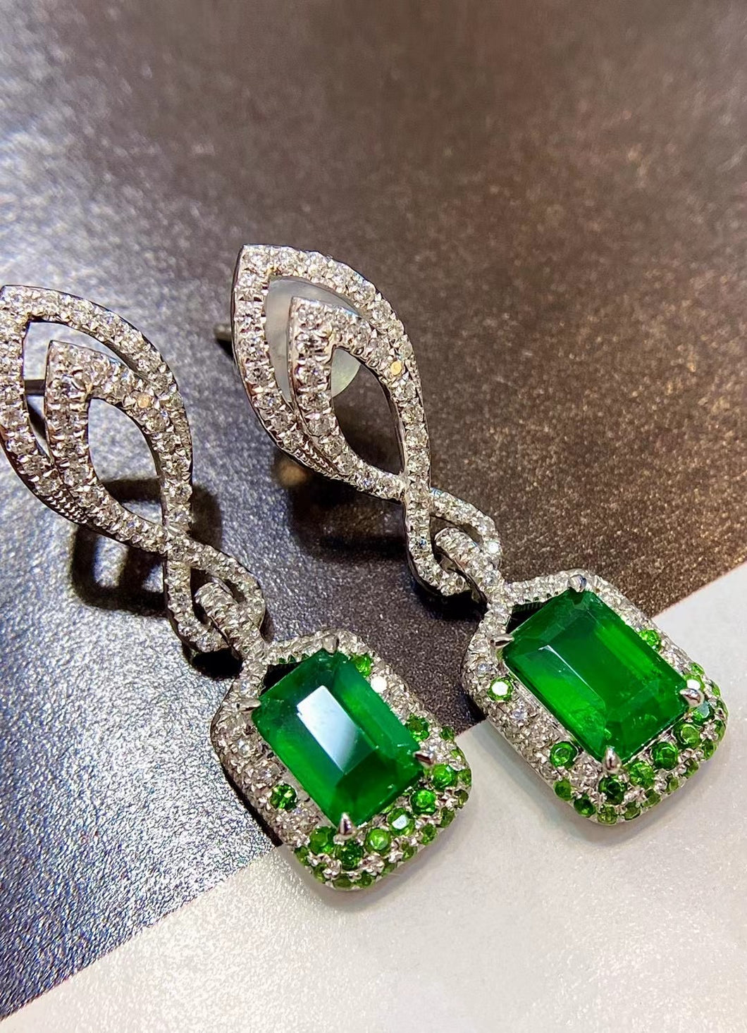 1.8ct Vivid Green Emerald Earring