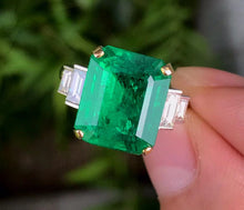 Load image into Gallery viewer, 8.89ct Vivid Green Emerald
