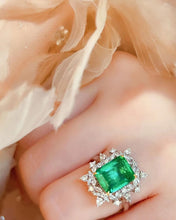 Load image into Gallery viewer, 2.7ct Vivid Green Emerald
