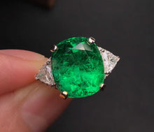 Load image into Gallery viewer, 8.16ct Vivid Green Emerald
